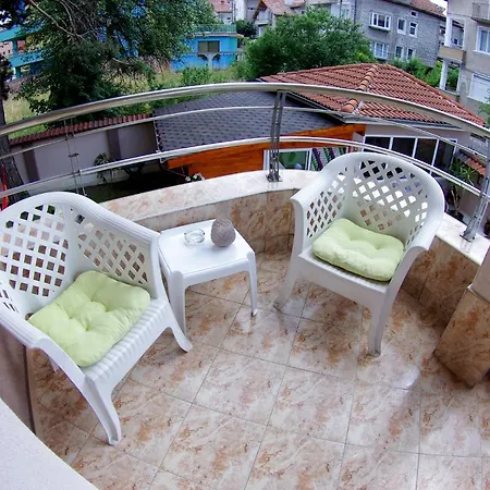 приятелската къща 3*