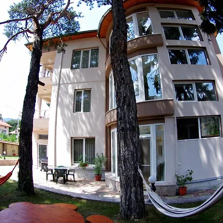 приятелската къща