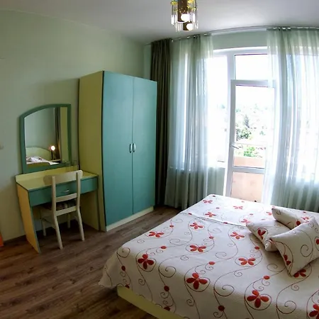 приятелската къща 3*