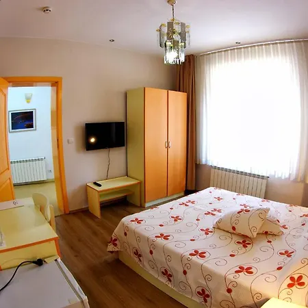 приятелската къща 3*