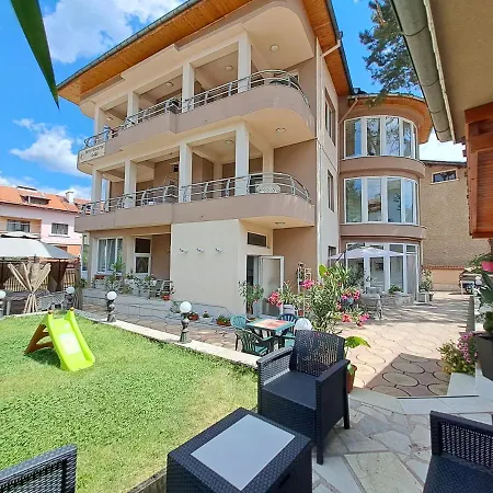 приятелската къща 3*