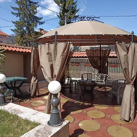 приятелската къща 3*