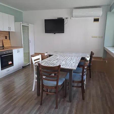 приятелската къща 3*