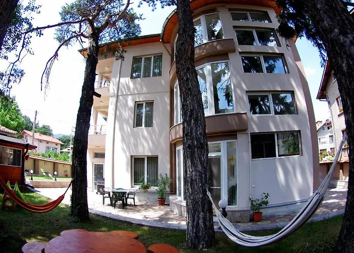 приятелската къща