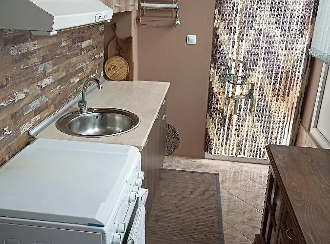 приятелската къща 3*