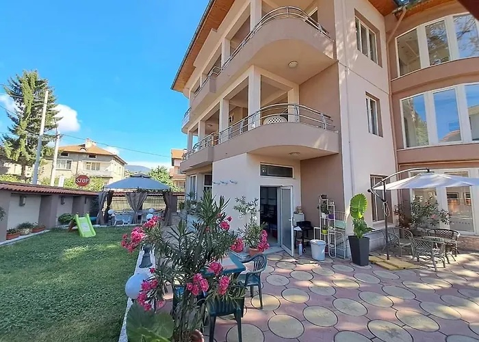 приятелската къща