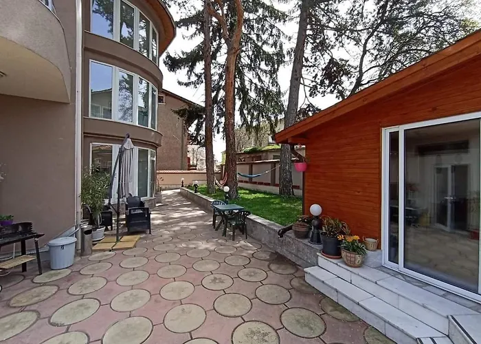 приятелската къща