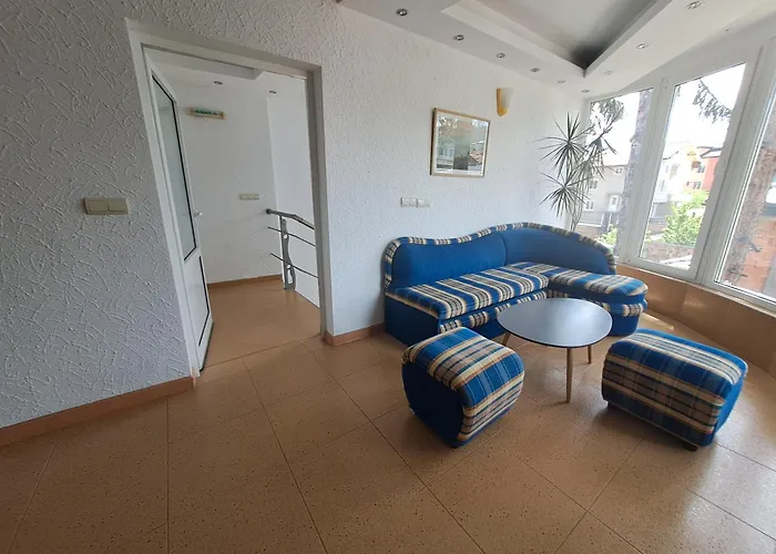 приятелската къща 3*