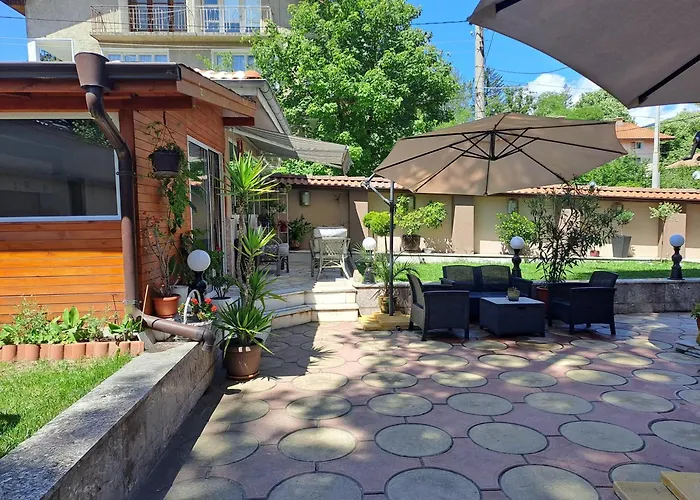 приятелската къща 3*